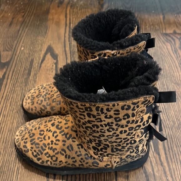 Ugg leopard cheetah bailey bow girls size 3 🐆🐆🐆 - Picture 3 of 8